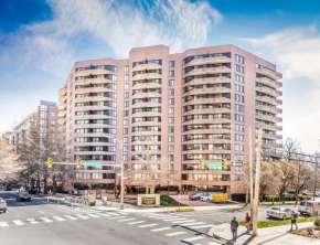 2BR Premium Suite With Parking, Gym & Pool by ENVITAE